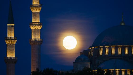 Eclipse de luna sorprendió al mundo en la noche