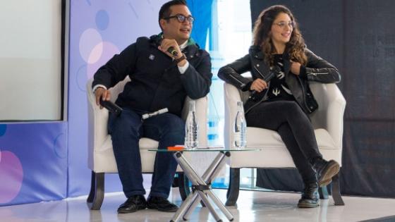 Ellos se unen en un foro para hablar de las redes sociales Ellos se unen en un foro para hablar de las redes sociales
