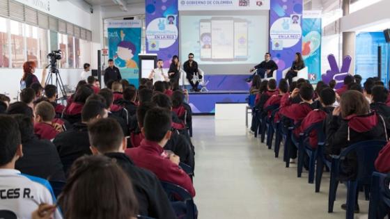 Ellos se unen en un foro para hablar de las redes sociales Ellos se unen en un foro para hablar de las redes sociales