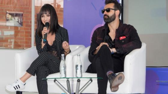 Ellos se unen en un foro para hablar de las redes sociales Ellos se unen en un foro para hablar de las redes sociales