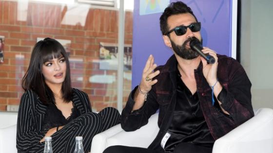 Ellos se unen en un foro para hablar de las redes sociales Ellos se unen en un foro para hablar de las redes sociales