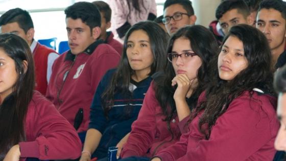 Ellos se unen en un foro para hablar de las redes sociales Ellos se unen en un foro para hablar de las redes sociales