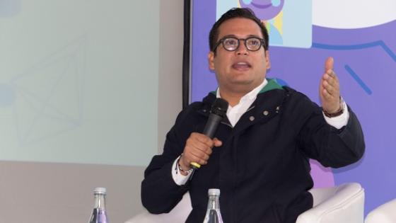 Ellos se unen en un foro para hablar de las redes sociales Ellos se unen en un foro para hablar de las redes sociales