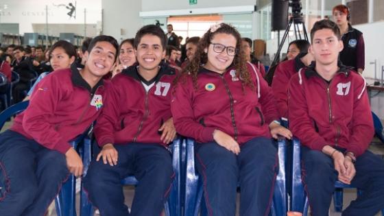 Ellos se unen en un foro para hablar de las redes sociales Ellos se unen en un foro para hablar de las redes sociales