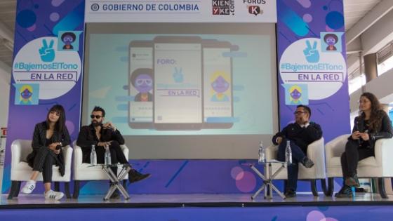 Ellos se unen en un foro para hablar de las redes sociales Ellos se unen en un foro para hablar de las redes sociales