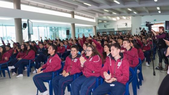 Ellos se unen en un foro para hablar de las redes sociales Ellos se unen en un foro para hablar de las redes sociales