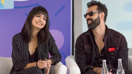 Ellos se unen en un foro para hablar de las redes sociales Ellos se unen en un foro para hablar de las redes sociales