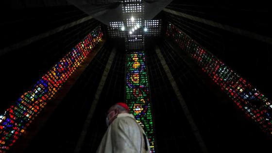  Un obispo con tapabocas en una iglesia durante eucaristía en Río de Janeiro (Brasil).