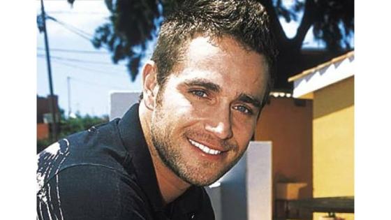 Michael Brown como Franco Reyes Michael Brown como Franco Reyes