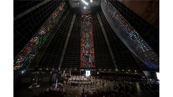 Interior de una iglesia durante la celebración eucarística.