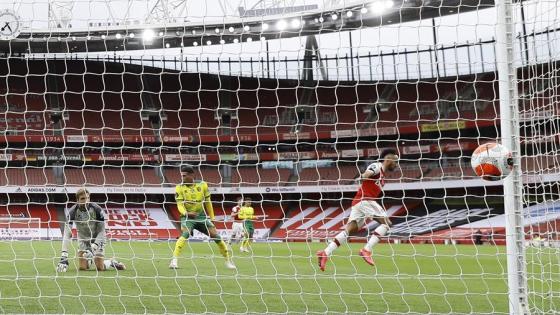 PierreEmerick Aubameyang del Arsenal celebra después de anotar un gol