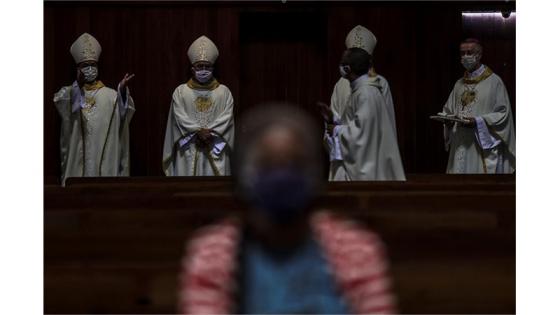  Obispos de la iglesia católica visitan una iglesia de Río. 