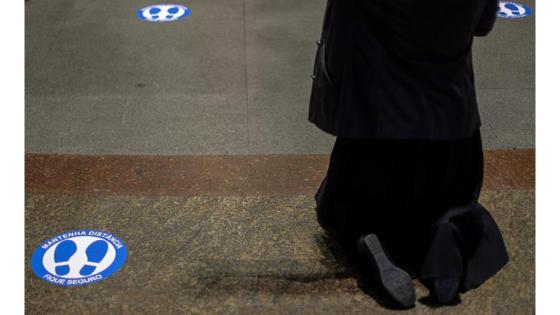 Una persona acata las medidas de bioseguridad en eucaristía.