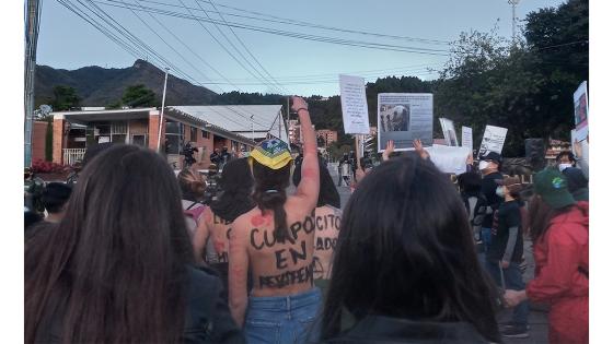 Personas rechazando la violencia sexual contra menores Personas rechazando la violencia sexual contra menores