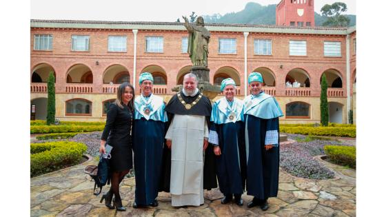 La Doctora Olga Ostos, Directora de Investigación de la Universidad Santo Tomás, Fray Adalberto Cardona, O.P.,  Honoris Causa en Educación, Fray José Gabriel Mesa Angulo O.P. Rector de la Universidad Santo Tomás, el Doctor Manuel Elkin Patarroyo, Honoris Causa en Educación y el Doctor Pedro Vela, Decano de la Facultad de Educación.