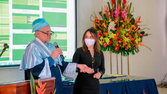 Doctor Manuel Elkin Patarroyo Murillo, Honoris Causa en Educación y la Doctora Olga Ostos, Directora de Investigación de la Universidad Santo Tomás