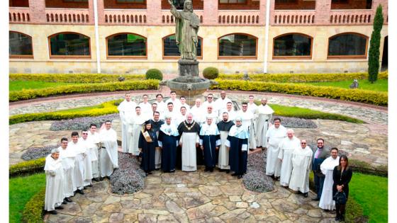 Frailes Dominicos y demás asistentes a la ceremonia en el convento Santo Domingo de Guzmán en Bogotá.