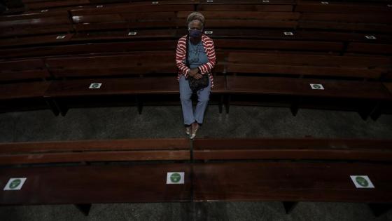 Una mujer con tapabocas en Río de Janeiro (Brasil) en una iglesia durante la celebración de una eucaristía.