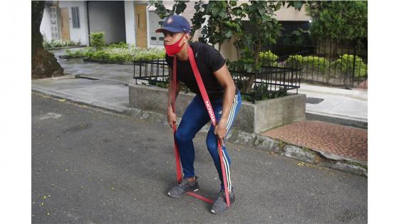 Atleta colombiano entrenando en las calles.