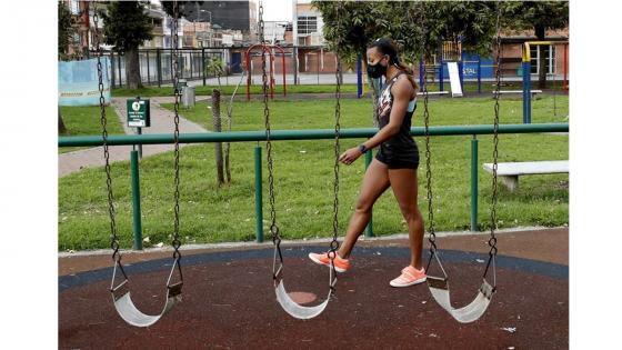 Atleta colombiana entrenando en las calles.