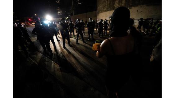 Manifestantes reunidos en las calles del centro de Los Ángeles