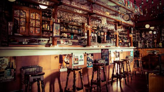 Los primeros planes pilotos para la apertura de bares en el país