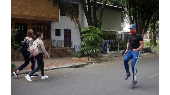 Atleta colombiano entrenando en las calles.  
