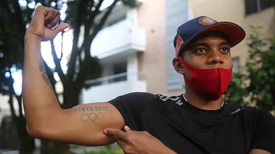 Atleta colombiano entrenando en las calles.
