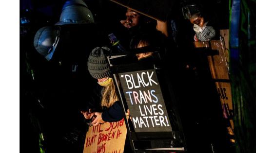 Manifestantes reunidos en las calles del centro de Los Ángeles