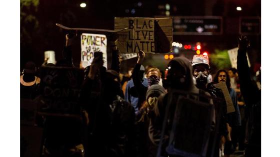 Manifestantes reunidos en las calles del centro de Los Ángeles