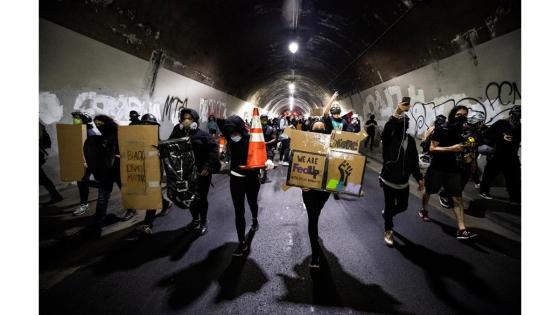 Manifestantes reunidos en las calles del centro de Los Ángeles