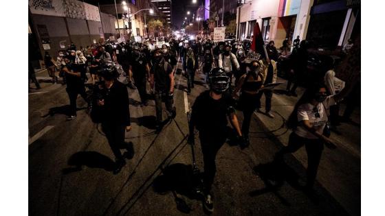 Manifestantes reunidos en las calles del centro de Los Ángeles