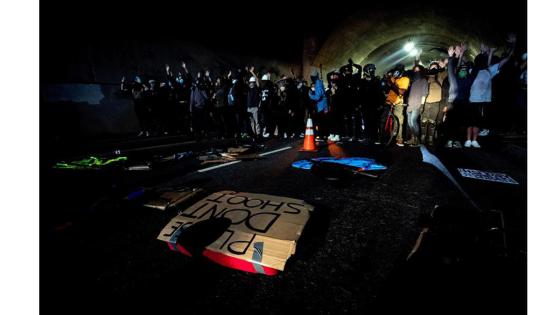 Manifestantes reunidos en las calles del centro de Los Ángeles