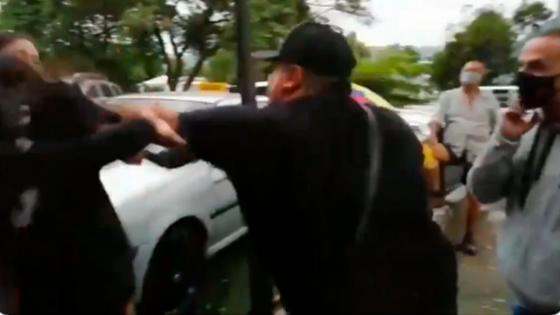 Hombre le da un puñetazo en la cara a una mujer en Medellín
