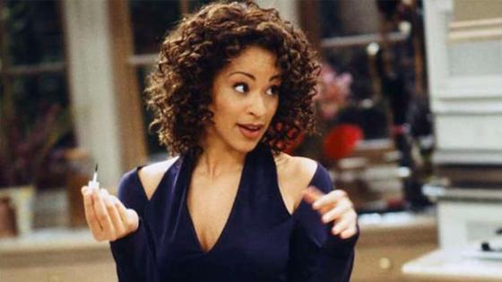 Karyn Parsons como Hilary Banks Karyn Parsons como Hilary Banks