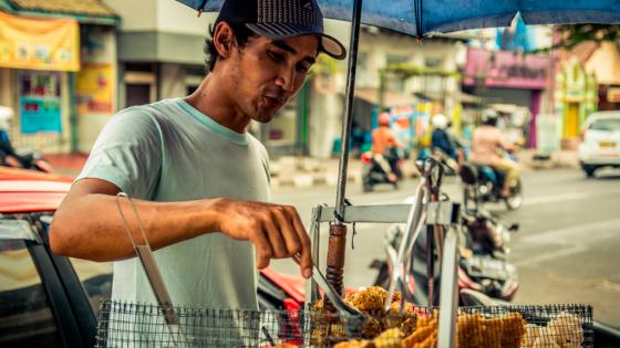 Avanza proyecto de carnetización para vendedores informales en Bogotá