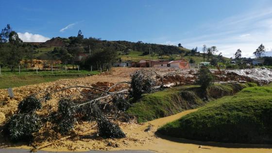 Una piscina de lodo mantiene cerrada la vía a esta hora. Las fuertes lluvias tienen en alerta de deslizamientos de tierra a casi toda la región Andina, de acuerdo con el IDEAM. Una piscina de lodo mantiene cerrada la vía a esta hora. Las fuertes lluvias tienen en alerta de deslizamientos de tierra a casi toda la región Andina, de acuerdo con el IDEAM.