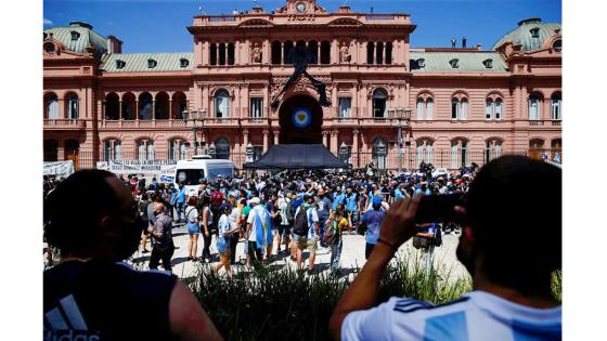 Fanáticos despiden a Diego Maradona, Buenos Aires, Argentina