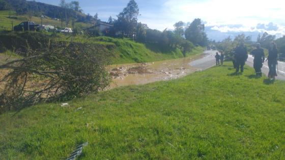 Una piscina de lodo mantiene cerrada la vía a esta hora. 