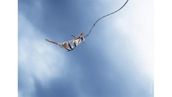 El hombre más anciano haciendo bungee jumping