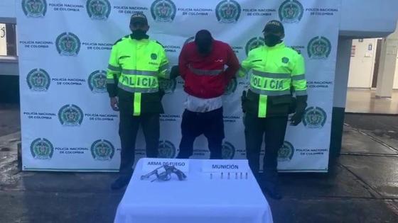 Policía frusta robo a local de giros y ciudadanos le dan paliza al presunto ladrón Policía frusta robo a local de giros y ciudadanos le dan paliza al presunto ladrón