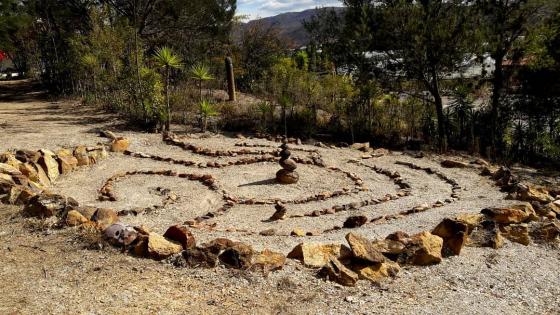 A las afueras de Villa de Leyva, camino hacia las atracciones arqueológicas, se alza Fibas, un jardín que es también un sitio para sanar la mente. A las afueras de Villa de Leyva, camino hacia las atracciones arqueológicas, se alza Fibas, un jardín que es también un sitio para sanar la mente.