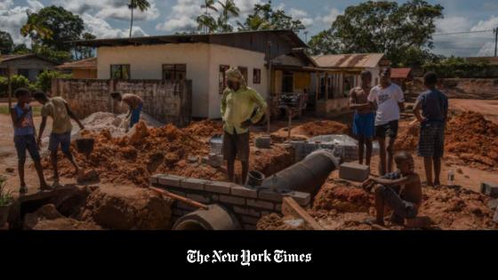 Un grupo de hombres trabajando en un proyecto de alcantarillado encargado por Ronnie Brunswijk, vicepresidente de Surinam, en su pueblo natal de Moengo, el 15 de diciembre de 2020. Un grupo de hombres trabajando en un proyecto de alcantarillado encargado por Ronnie Brunswijk, vicepresidente de Surinam, en su pueblo natal de Moengo, el 15 de diciembre de 2020.