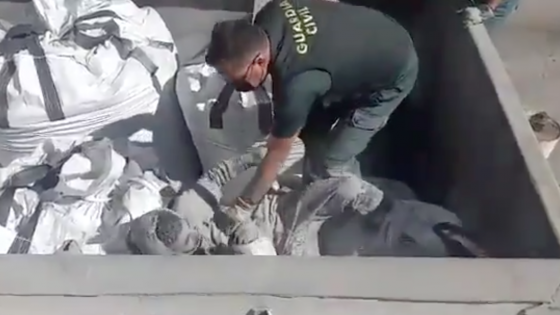 Encuentran inmigrante enterrado en un saco de cenizas tóxicas