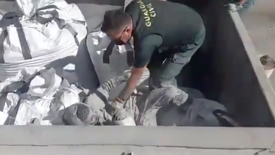 Encuentran inmigrante enterrado en un saco de cenizas tóxicas Encuentran inmigrante enterrado en un saco de cenizas tóxicas