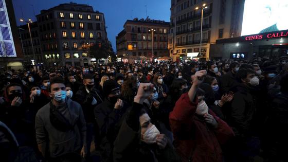 Fuertes protestas en España por captura del rapero Pablo Hasél