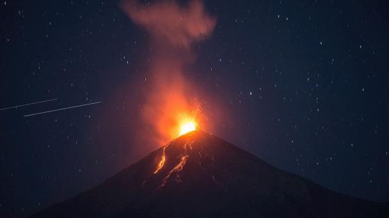 Volcán de Fuego entra en erupción 