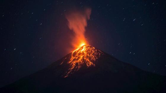 Volcán de Fuego entra en erupción 