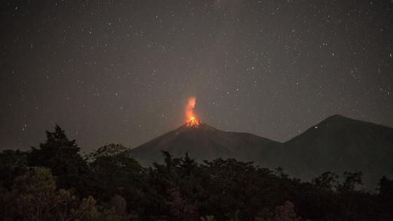 Volcán de Fuego entra en erupción 