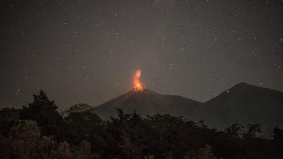 Volcán de Fuego entra en erupción 